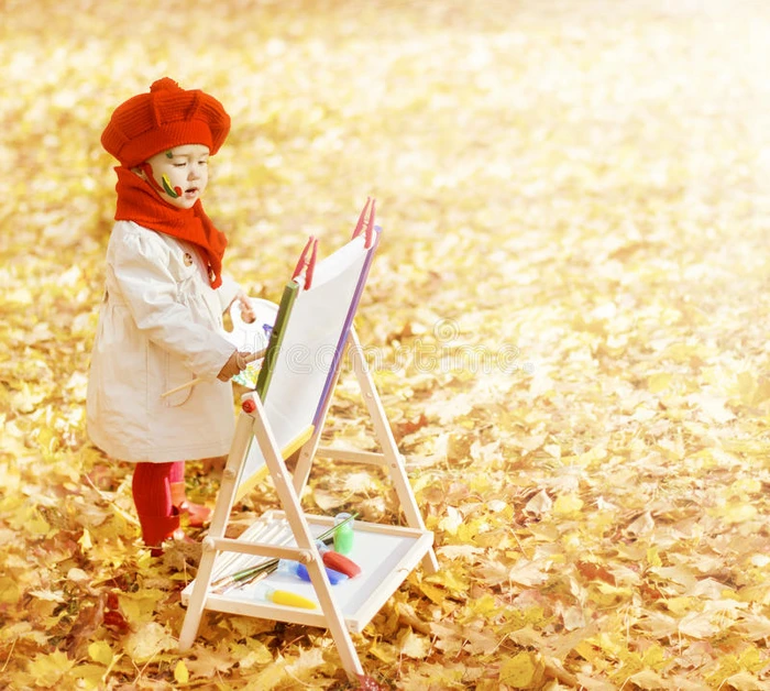 儿童在秋季公园画架上画画有创造力的孩子