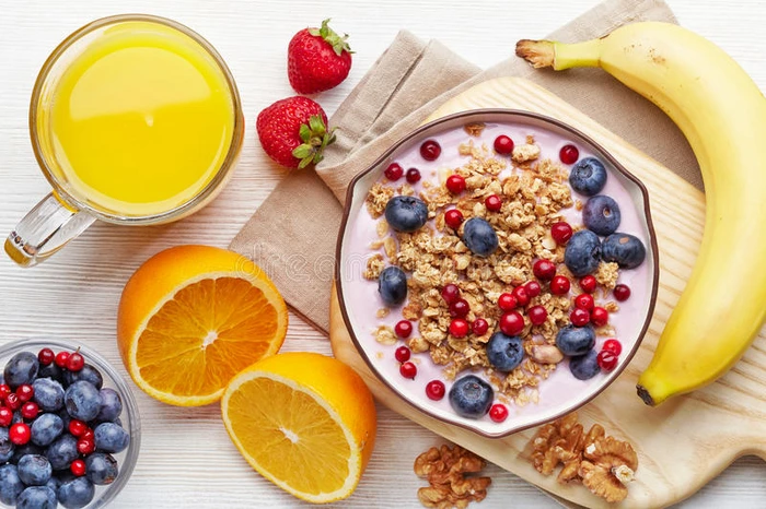 健康早餐格兰诺拉麦片和浆果酸奶