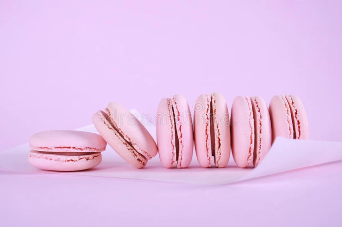 粉红马卡龙小蛋糕排成一排