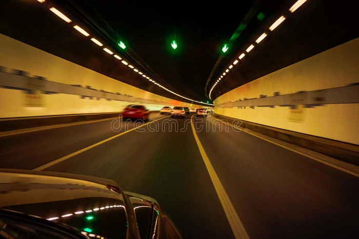 隧道内快速行驶的车辆
