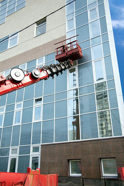 办公楼装修过程中的红色施工吊臂