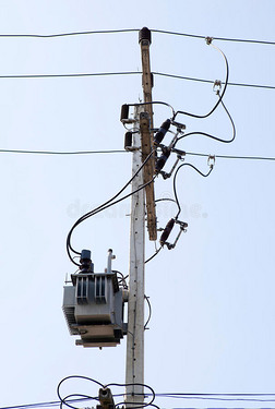 电线杆上的配电变压器.