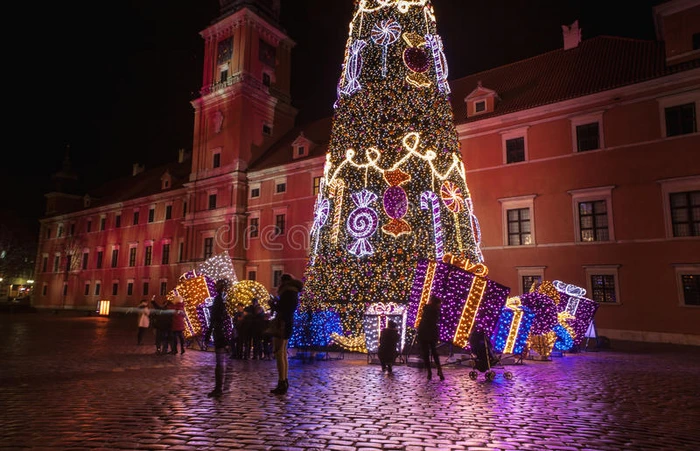 波兰华沙老城的圣诞树灯光