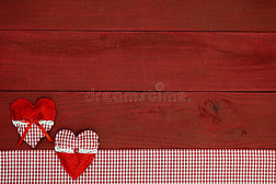 红心和红色方格布织物在古色古香的红木标牌上镶边