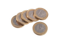 纯白色背景上的欧元硬币。