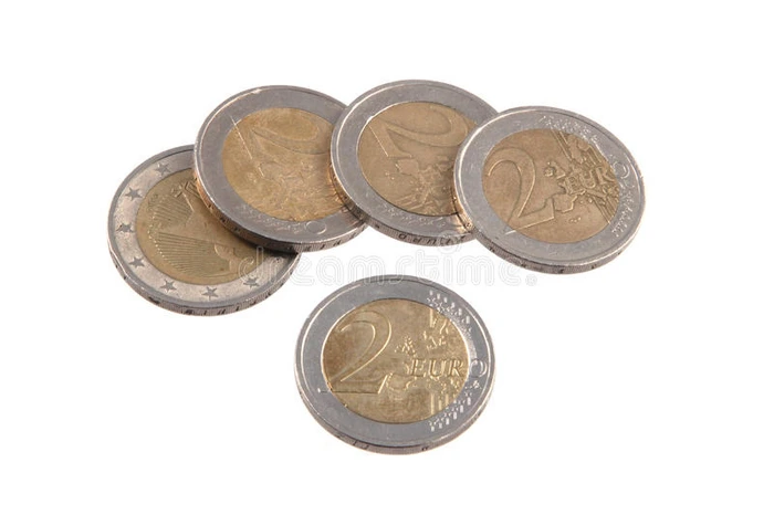 纯白色背景上的欧元硬币