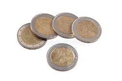 纯白色背景上的欧元硬币。