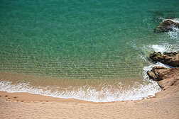 详细的罗卡宾斯美妙的海滩在卡拉卡拉科斯塔，巴塞罗那，西班牙。