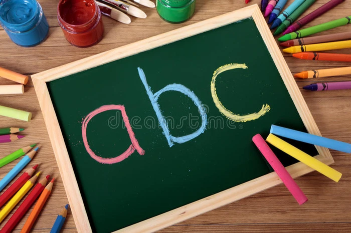 黑板上的ABC字母学前基础阅读和写作
