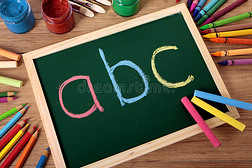 黑板上的ABC字母，学前基础阅读和写作