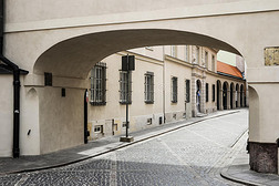 华沙街道上的拱门