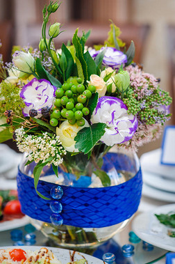 婚礼桌上漂亮的花饰