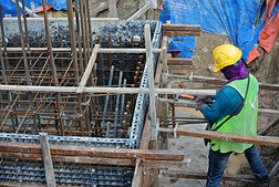 施工人员在施工现场安装由聚合物制成的承台模板。