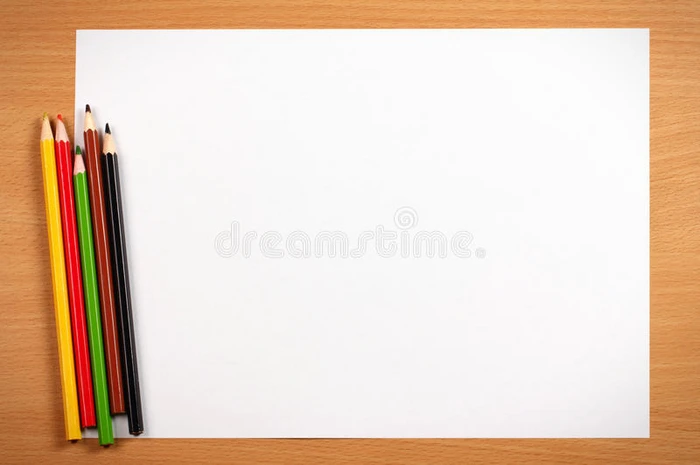 桌子上的空纸和彩色铅笔艺术概念