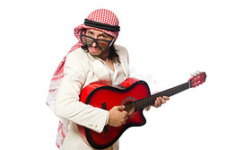 白吉他阿拉伯男子