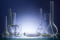 各种空实验室玻璃器皿，试管。 蓝色调医疗背景。 复制空间
