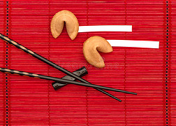 幸运饼干和黑色筷子。 中国新年
