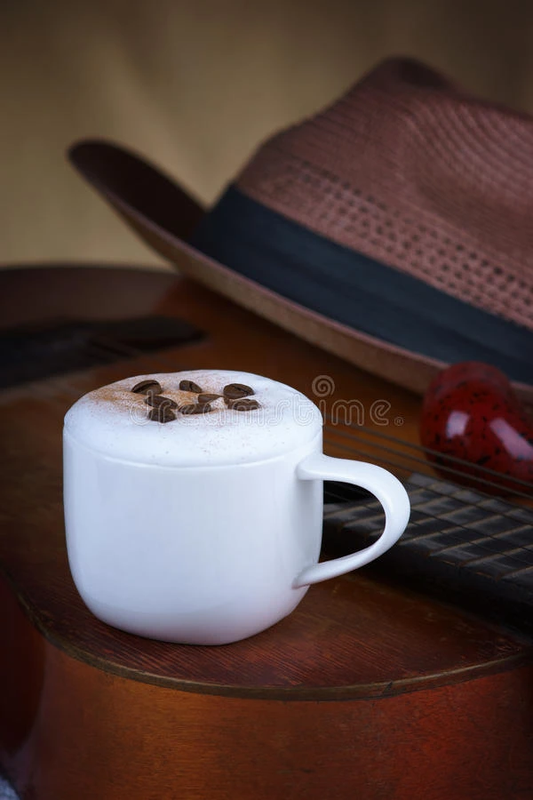 卡布奇诺咖啡杯吉他和帽子