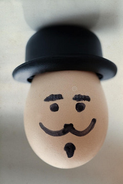 有人脸的鸡蛋. (复古风格,旧的纸背景,柔和的焦点)