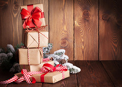 圣诞礼盒和树枝