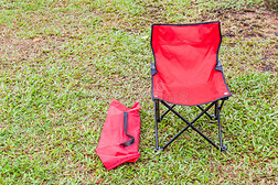 可折叠野营椅，绿色草坪背景。