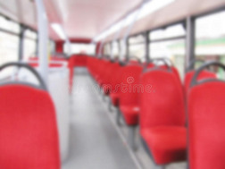 空公共汽车座位-模糊的照片。