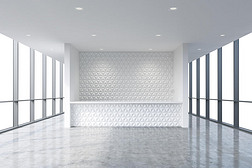 现代明亮清洁办公室内部的接待区。 巨大的全景窗口，白色的复制空间。 精品骗局的概念