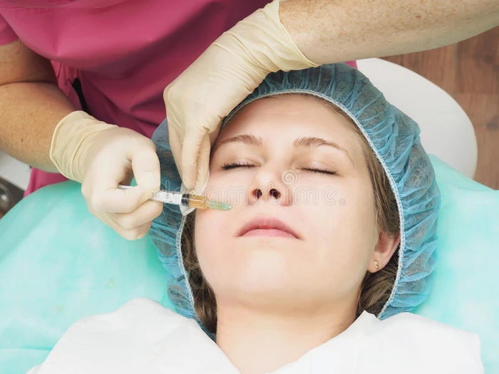 美容程序中美托拉菲 振兴皮肤营养皱纹减少 医生做微针注射