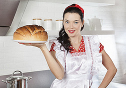 开朗的黑发女人烤面包