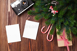 空白相框与礼物，松树和相机
