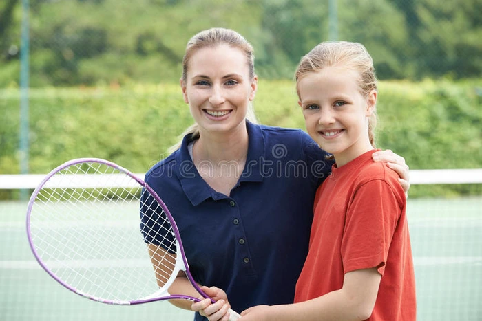 女网球教练给女孩上课