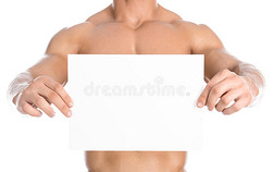 健美和广告：一个很好的强壮健美者，拿着一张白纸空白卡，在工作室的白色背景上隔离