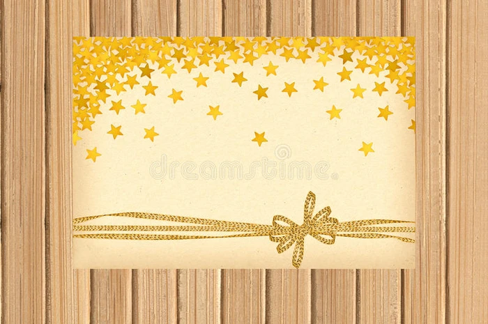 卡片上装饰着金色的蝴蝶结和木制的星星