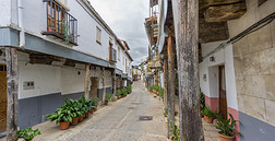 瓜达卢佩老式街道与木制柱在西班牙