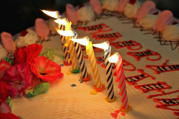生日快乐蛋糕上的蜡烛