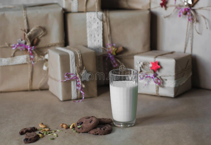 圣诞礼盒装饰花边和星星旁边的一杯牛奶和饼干生活方式节日礼物庆祝问候