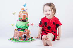 可爱漂亮的生日蛋糕靠近小孩子