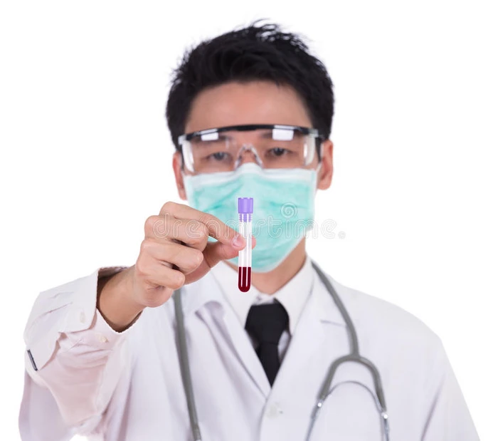口罩医生研究一种带有血液的医学测试玻璃