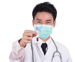 口罩医生研究一种带有血液的医学测试玻璃