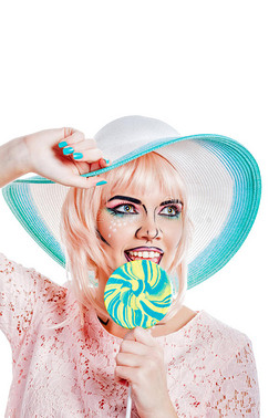 女孩化妆风格的流行艺术，帽子和棒棒糖。