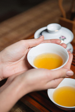 女性手拿着茶杯