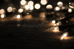 圣诞背景-老式刨花木材与灯和免费