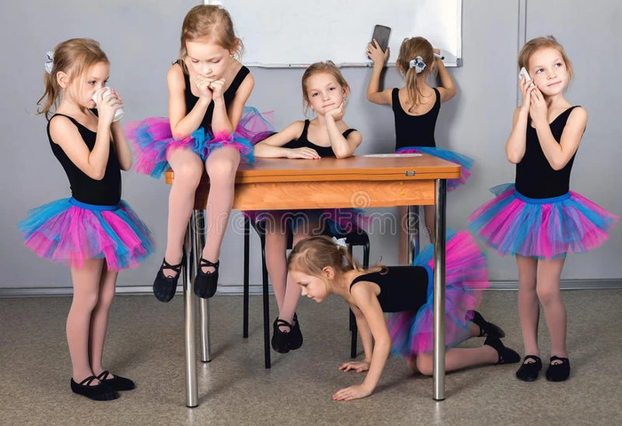 一个孩子一个穿芭蕾舞裙的小女孩 一张t的照片拼贴