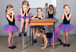 一个孩子，一个穿芭蕾舞裙的小女孩。 一张t的照片拼贴