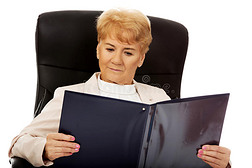 老年忧郁专注的商业女性读书笔记
