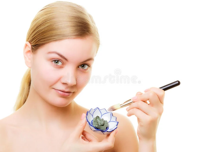 皮肤护理女人在脸上涂泥巴面膜