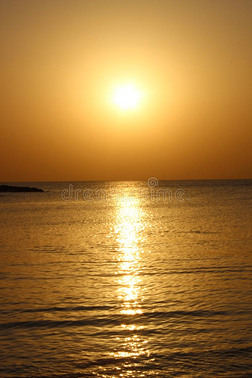 日落时美丽的金色天空和海洋