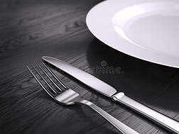 空盘子、叉子和刀