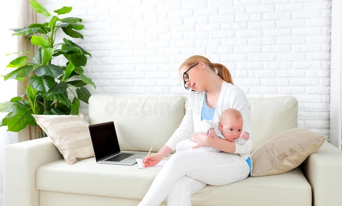 商业母亲通过互联网与新生儿一起在家工作