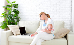 商业母亲通过互联网与新生儿一起在家工作